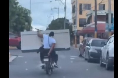 Co może pójść nie tak przewożąc meble na motocyklu