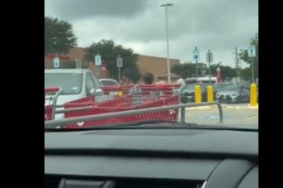 Mamusia roku zapomniała o swoim dziecku w wózku sklepowym