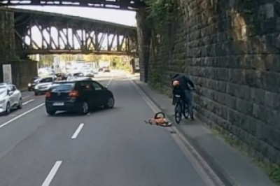 O krok od tragedii. Nieodpowiedzialny rodzic z dzieckiem na rowerze