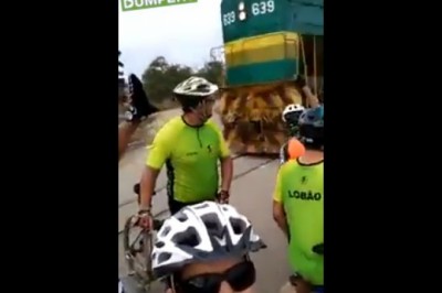 Stanął rowerem przy samych torach i szybko tego pożałował