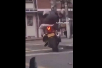 Cwaniak testuje wytrzymałość kasku który ma na głowie