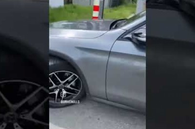 Kobieta uparła się , że nie zjedzie z przejazdu pomimo nadjeżdżającego pociągu