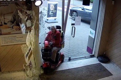 Babcia na wózku elektrycznym nie szczypała się z drzwiami