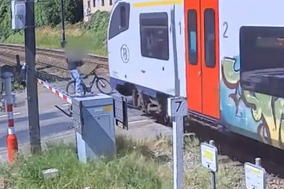 Rowerzysta kontra pociąg. Gość oszukał przeznaczenie