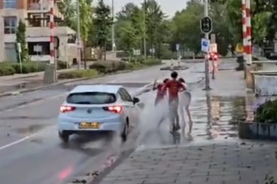 Dzieciaki znaleźli sobie idealną zabawę na ochłodę w mieście