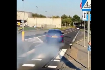 Palenie gumy BMW i kasowanie auta na przystanku