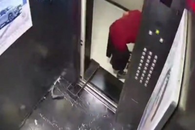 Mistrz blokowania drzwi windy w akcji