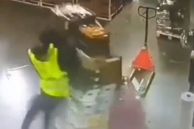 Ziomek na magazynie postanowił wysłać się razem z paletą