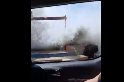 Genialny pomysł z otwieraniem okien podczas przejazdu przy morzu