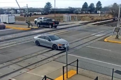 Zamiast zjechać z przejazdu kolejowego, wysiadł i zostawił auto