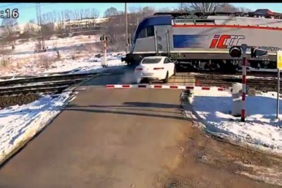Kierowca wjechał w pociąg w Świebodzinie bo miał zamarzniętą szybę?