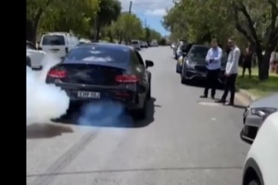 Zajechał silnik w kozackim Mercedesie czyli nieudolne palenie gumy