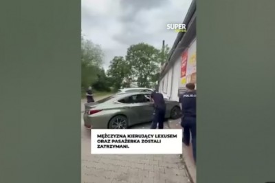 Padły strzały podczas interwencji pod sklepem. Policjant postrzelony [NAGRANIE]