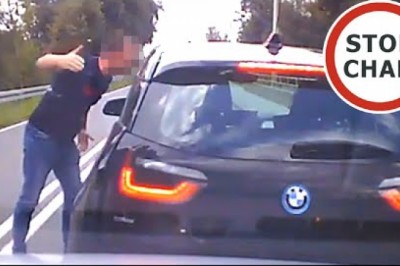 Kierowca BMW wyjeżdża ze stacji i... wymusza pierwszeństwo jak król szosy
