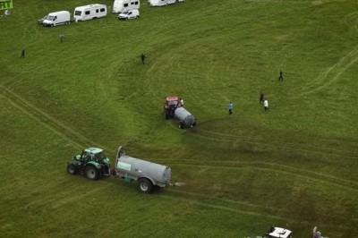 Rolnicy z gnojówką kontra nielegalnie goście na ich polu. Nagranie z drona