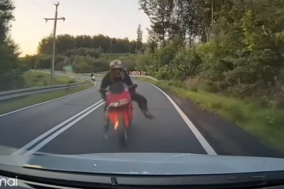 Motocyklista wjechał czołowo w auto. Dramatyczne nagranie z kamery samochodowej