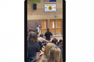 Uczeń uderza nauczyciela w twarz. Szybko znalazł się na niego większy kozak - nagranie