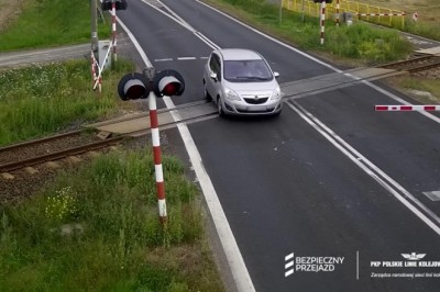 Wyłamał rogatki i wjechał wprost pod pociąg. PKP opublikowało nagranie