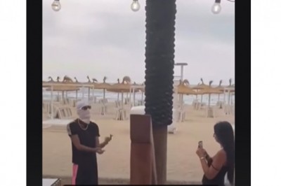 „Gangsta” ziomek nagrywający teledysk ze swoją laską kontra wyluzowane mamuśki