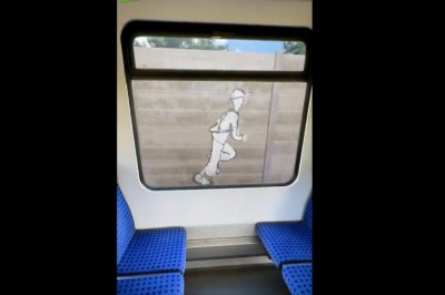 Graffiti ożyło za oknem pociągu. Zamiast dewastacji pociągu zrobili coś rewelacyjnego