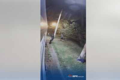 Atak na tramwaj we Wrocławiu - zamaskowani wandale zatrzymali pojazd i zniszczyli go sprayem