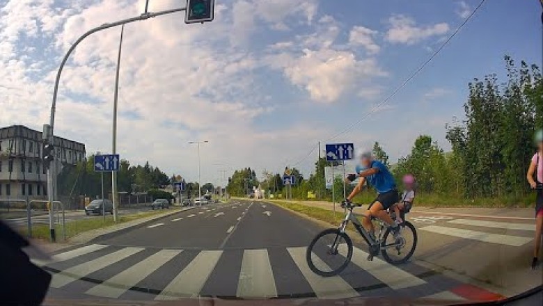 Rowerzysta z dzieckiem w foteliku wjechał wprost przed auto. Nagranie z Bielska-Białej