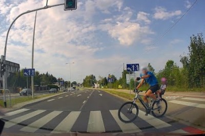 Rowerzysta z dzieckiem w foteliku wjechał wprost przed auto. Nagranie z Bielska-Białej