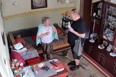 Kamera w mieszkaniu seniorki nagrała oszusta. Policja z Konina pokazuje nagranie