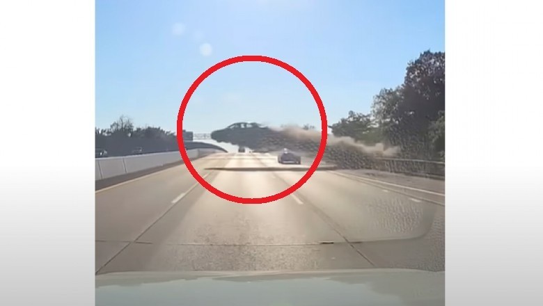 Dziadek w Hondzie przeleciał autem nad autostradą. Nagranie z kamery samochodowej
