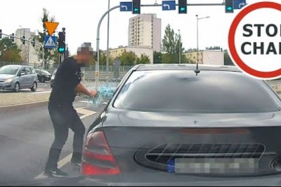 Szarpanina na drodze, wyłamana szyba, kolizja i ucieczka. Nagranie z Poznania