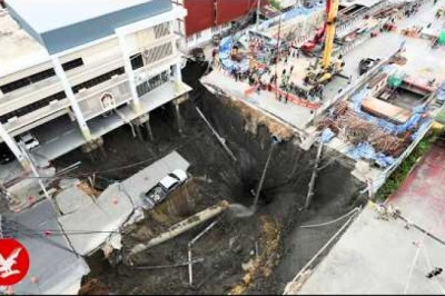 Całe skrzyżowanie zapadło się na ich oczach. Nagranie z Bangkoku