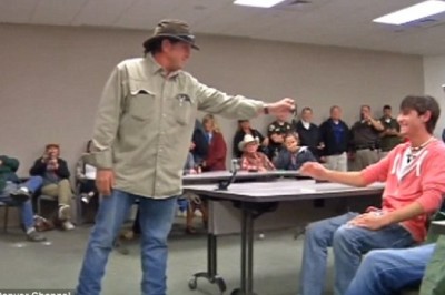 Syn poległego policjanta miał zebrać 3000$, by kupić jego radiowóz. Ktoś zapłacił 60 000$ i wręczył mu kluczyki