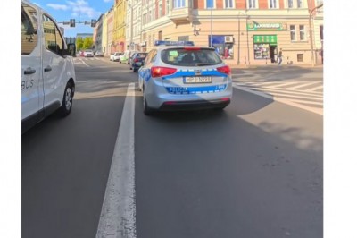 Kobieta z dzieckiem wepchnęła się policjantom prosto przed maskę