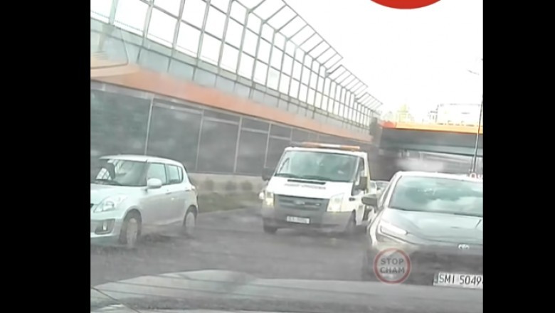 W internecie zawrzało. Laweta używała sygnałów policyjnych jadąc przez korek
