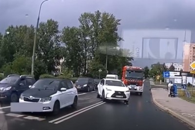 Dwie kobiety za kierownicą kontra strażacy jadący na akcje. Nagranie z wideorejestratora