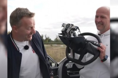 Polscy dziennikarze wyrwali kierownicę w chińskim aucie. W sieci zawrzało