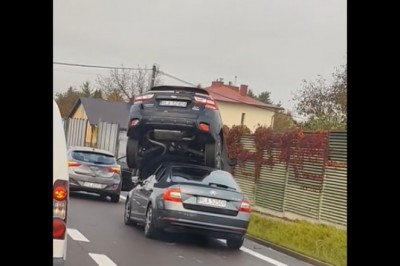 Subaru na dachu Skody. Nagranie z nietypowej kolizji w Rzeszowie