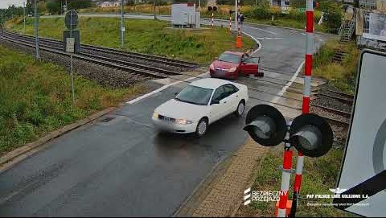 O włos od tragedii. Na przejeździe kolejowym w Katowicach od auta odpadło koło