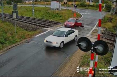 O włos od tragedii. Na przejeździe kolejowym w Katowicach od auta odpadło koło
