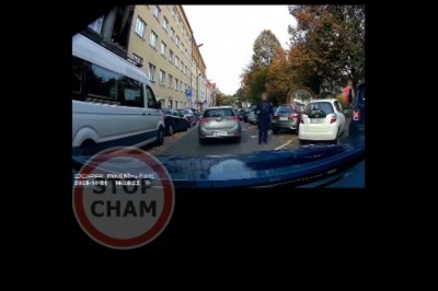 Policjant wymyślił sobie przepisy i zatrzymywał kierowców. Nagranie z Katowic