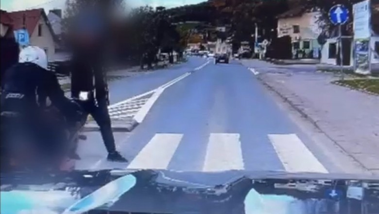 Z dożywotnim zakazem potrącił pieszego na pasach jadąc motocyklem. Policja opublikowała nagranie