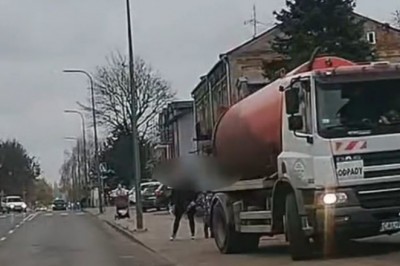 Tak wielkim pojazdem wjechał przed pieszych, bo „musi szybko do sklepu”. Internauci nie kryją oburzenia