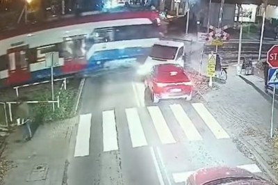 Zatrzymał się przed przejazdem i po chwili wjechał wprost pod pociąg. Nagranie z Komorowa