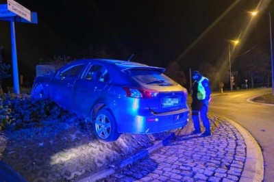Pijany kierowca z Ukrainy chciał, by policjant dmuchnął za niego w alkomat po rozbiciu auta na rondzie