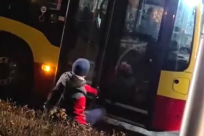 „Otwórz mi nogę k%@wa!” MPK Wrocław opublikowało nagranie z agresywnym pasażerem