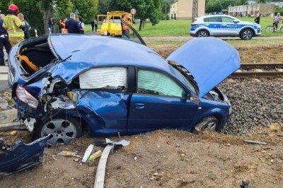 Myślała, że pociąg ją przepuszcza. Wjechała wprost pod szynobus