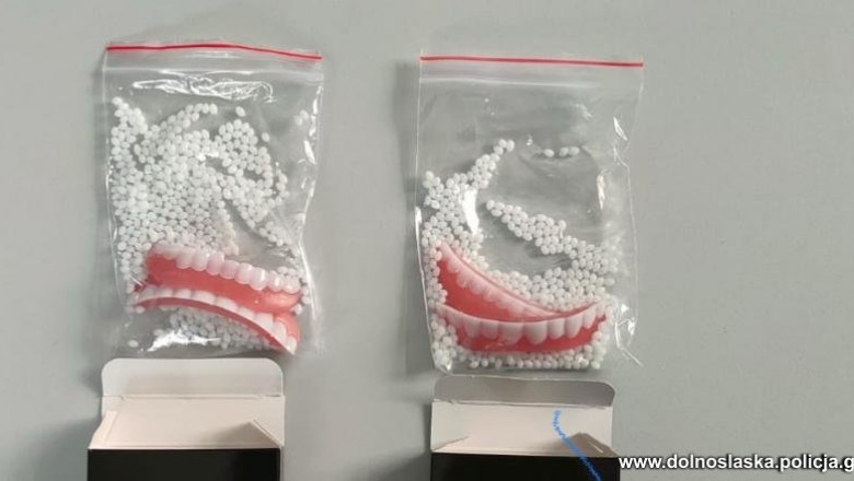 78-letni mieszkaniec powiatu kłodzkiego zamówił protezę z internetu. Przyszły… plastikowe zęby w woreczku.