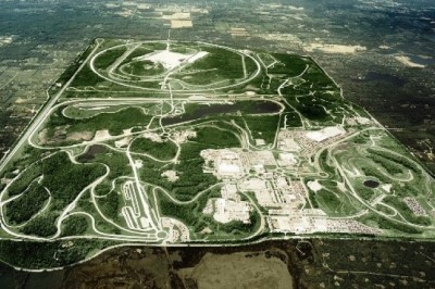 Miejsce, gdzie paliwo jest za darmo, a auta jeżdżą bez tablic. Oto poligon GM w Michigan