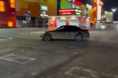 Geniusz w BMW i jego żenujący pokaz driftu na sklepowym parkingu