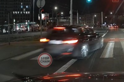 Kierowca BMW ratuje życie pieszemu na przejściu. O włos od tragedii